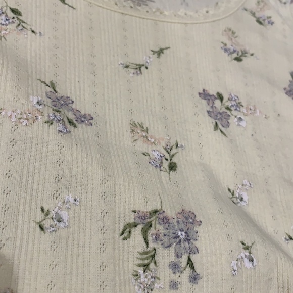 SO Junior’s Cropped Floral T-shirt - Picture 2 of 4